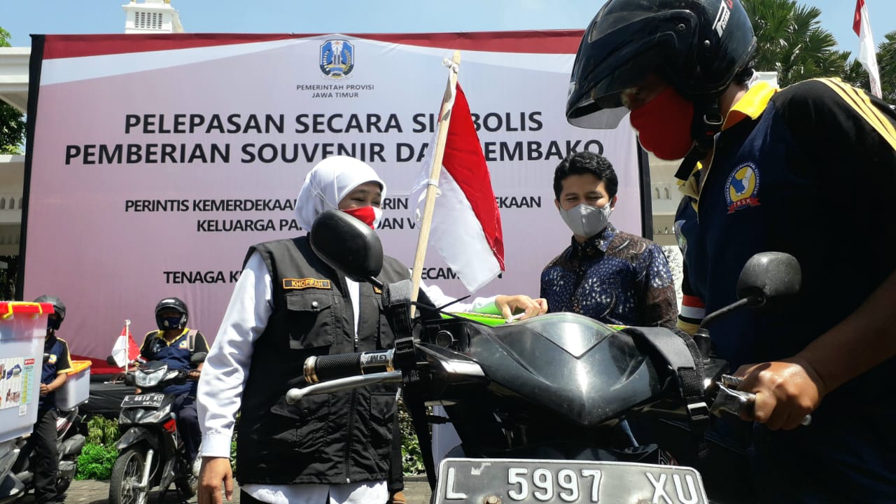 Khofifah Beri Souvenir dan Sembako untuk Veteran