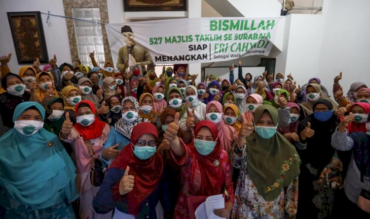 Ratusan anggota majelis taklim se-Surabaya deklarasi mendukung Eri Cahyadi maju di Pilwali Surabaya 2020.
