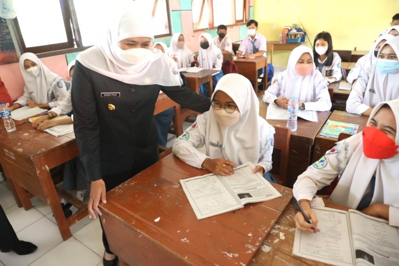 Gubernur Jawa Timur Khofifah Indar Parawansa saat melakukan kunjungan di SMKN I Cerme Gresik dan SMAN I Cerme Gresik, Selasa (4/1/2022).