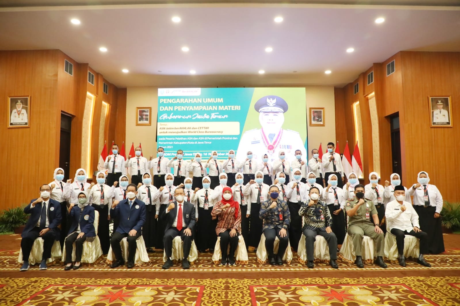 Khofifah saat memberikan arahan kepada para peserta Latsar dan Pelatihan ASN di lingkungan Pemprov Jatim dan Pemerintah Kab/Kota di Badan Pengembangan Sumber Daya Manusia (BPSDM) Jatim, Selasa (16/11)