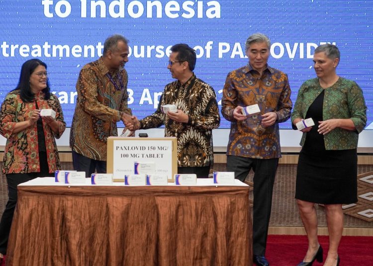 Menkes Budi pada serah terima Paxlovid di gedung Kemenkes, Jakarta, Kamis (13/4) kemarin.