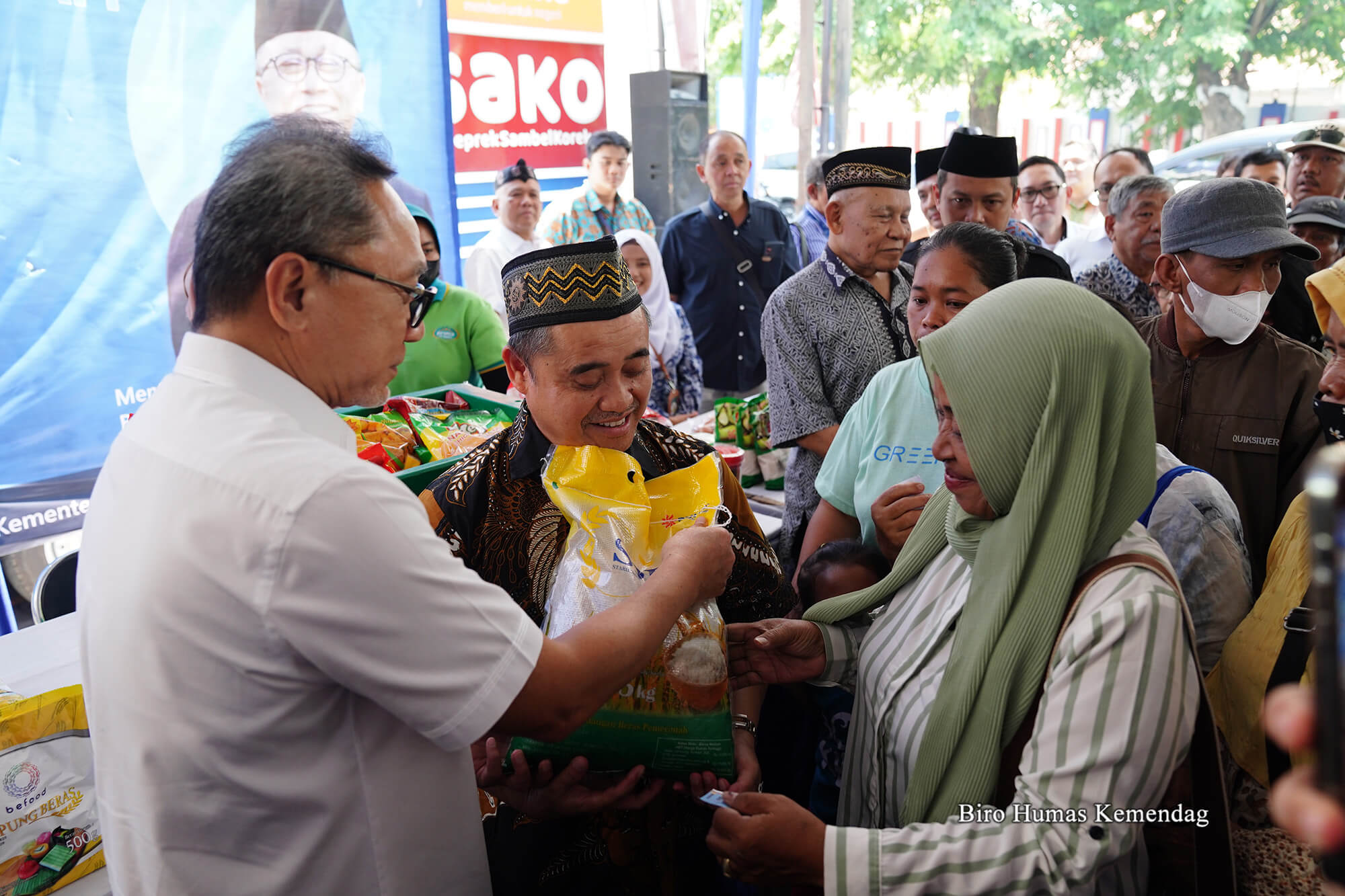 Kementerian Perdagangan bersinergi dengan Badan Urusan Logistik (Bulog) dan Muhammadiyah menggelar Pasar Murah di Semarang, Jawa Tengah, Selasa, (26/9).