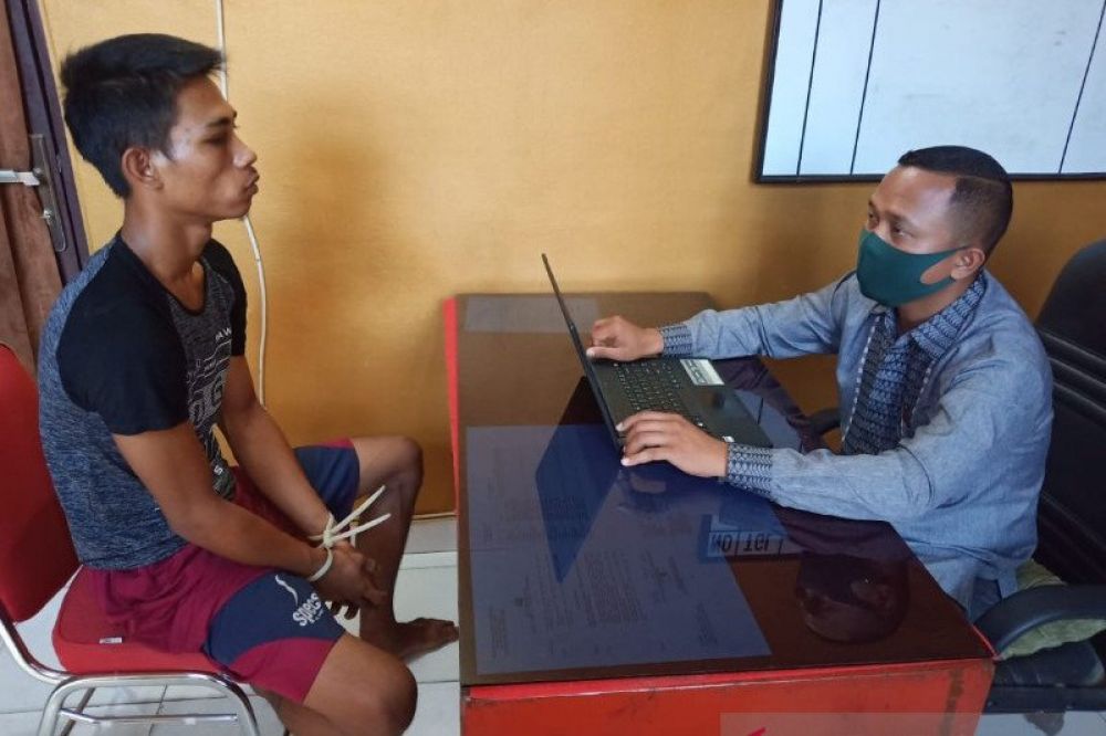 Tersangka Rio Primananda saat diminta keterangan oleh penyidik di Polres Sergei, Sabtu (25/4/2020) ANTARA/HO

