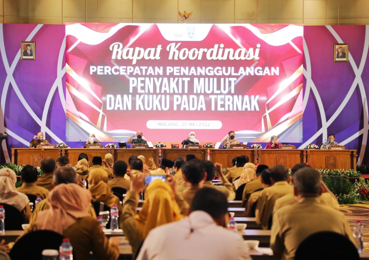  Gubernur Jawa Timur Khofifah Indar Parawansa bersama jajaran Forkopimda Jatim kembali menggelar Rapat Kordinasi (rakor) Percepatan Penanggulangan Penyakit Mulut dan Kuku (PMK) pada hewan ternak di Ballroom Hotel Grand Mercure Kota Malang, Senin (30/5).