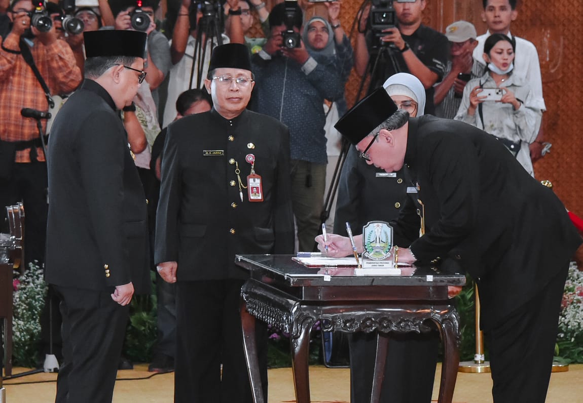 Penjabat (Pj) Gubernur Jawa Timur Adhy Karyono melantik Bobby Soemiarsono sebagai Penjabat (Pj) Sekretaris Daerah Provinsi Jawa Timur di Gedung Negara Grahadi, Surabaya, Selasa (5/3)