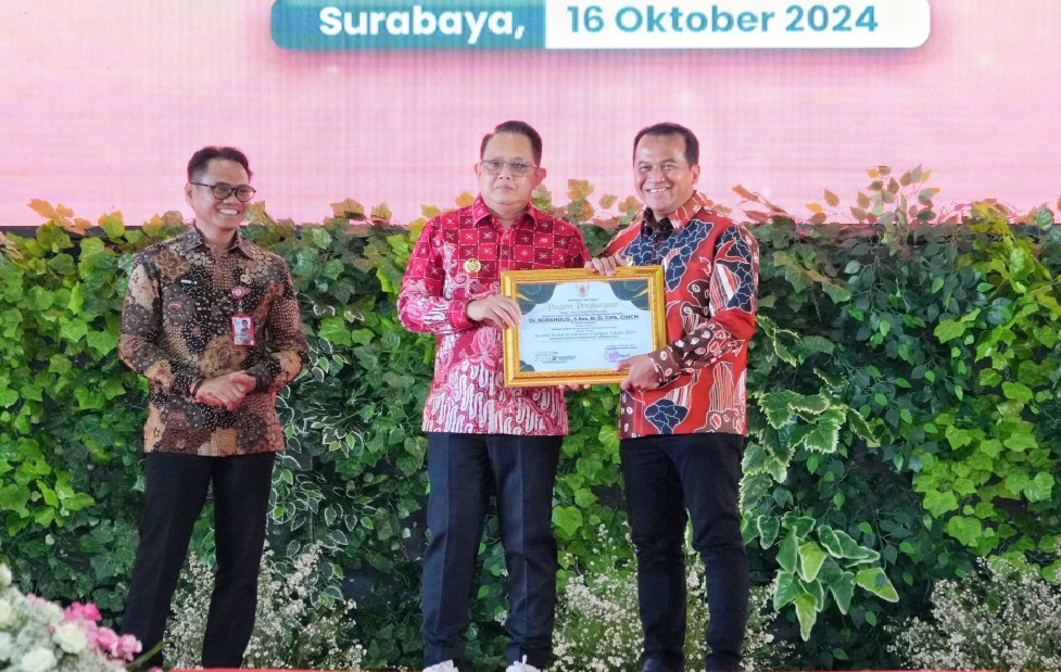 Pemerintah Provinsi Jawa Timur memberikan penghargaan kepada Penjabat (Pj) Bupati Pasuruan, Nurkholis, atas inovasi "PANGKAL BEMO" (Pengembangan Usaha Berbasis Mokaf)