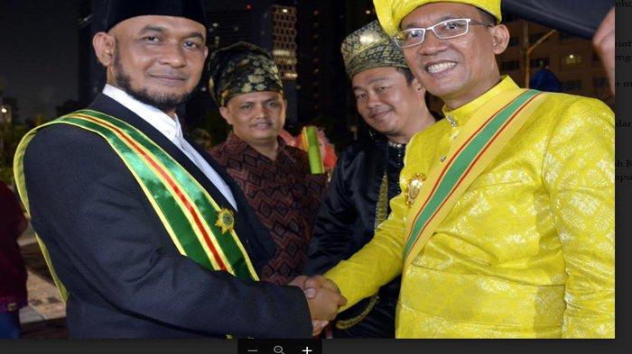 Ketua Pemangku Adat Asia YAM Tengku Mohammed Shawal Ibni Alm Teungku Abdul Azis menyerahkan sertifikat Darjah Kebesaran Datok Seri Bakti Setia Mahkota Temasek kepada Iwan DP, berlangsung di Hotel Village Bugis, Kampung Gelam, Singgapura.

 Source: Seram