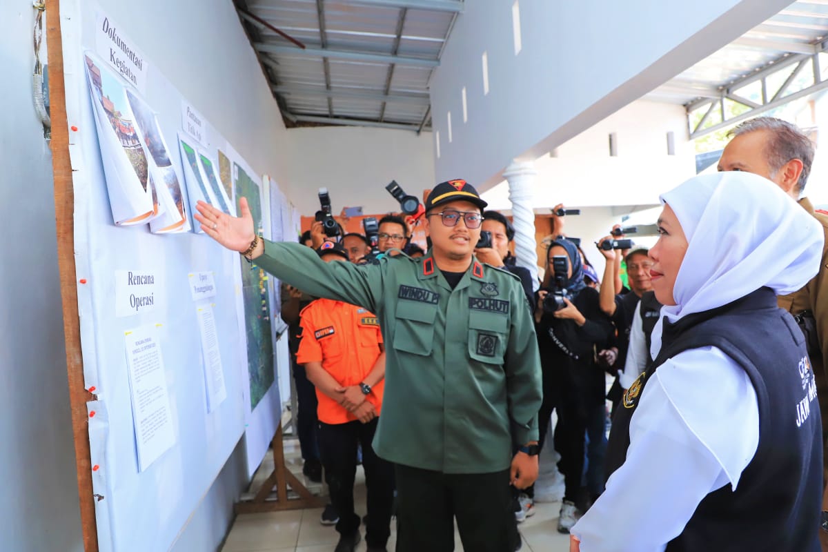 Gubernur Khofifah Terus Koordinasikan Pemaksimalan Water Bombing dan Pembuatan Sekat Bakar