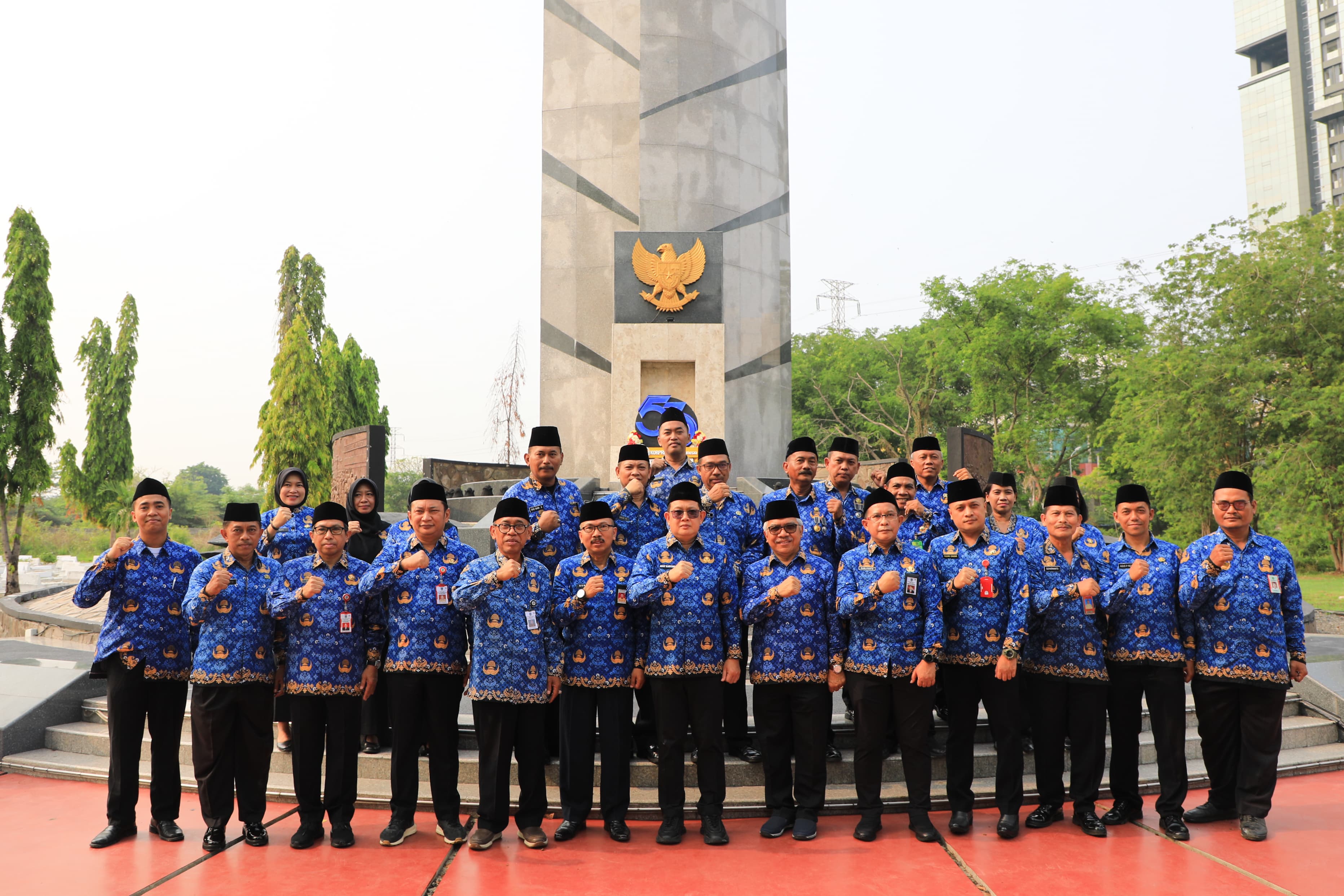  ziarah dan prosesi tabur bunga di Taman Makam Pahlawan (TMP) 10 November, Surabaya dalam memperingati Hari Jadi Korps Pegawai Republik Indonesia (KORPRI) ke-53