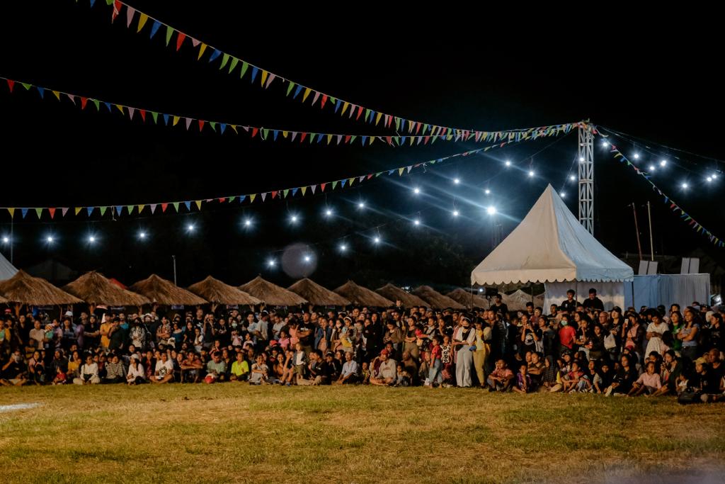 "Pesta Rakyat Labuan Bajo Street Carnival" di Lapangan Wae Kesambi telah berhasil memberikan dampak ekonomi yang positif kepada masyarakat sekitar Kabupaten Manggarai Barat pada umumnya, terutama Labuan Bajo.