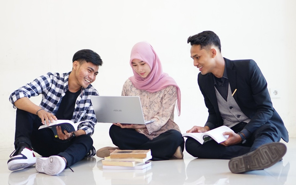 ketika menjadi mahasiswa baru di sebuah perguruan tinggi, suasana, regulasi, pola kebiasaan, dan sistem pembelajaran tentu memiliki perbedaan dari lingkungan sekolah menengah yang merupakan jenjang sebelumnya.