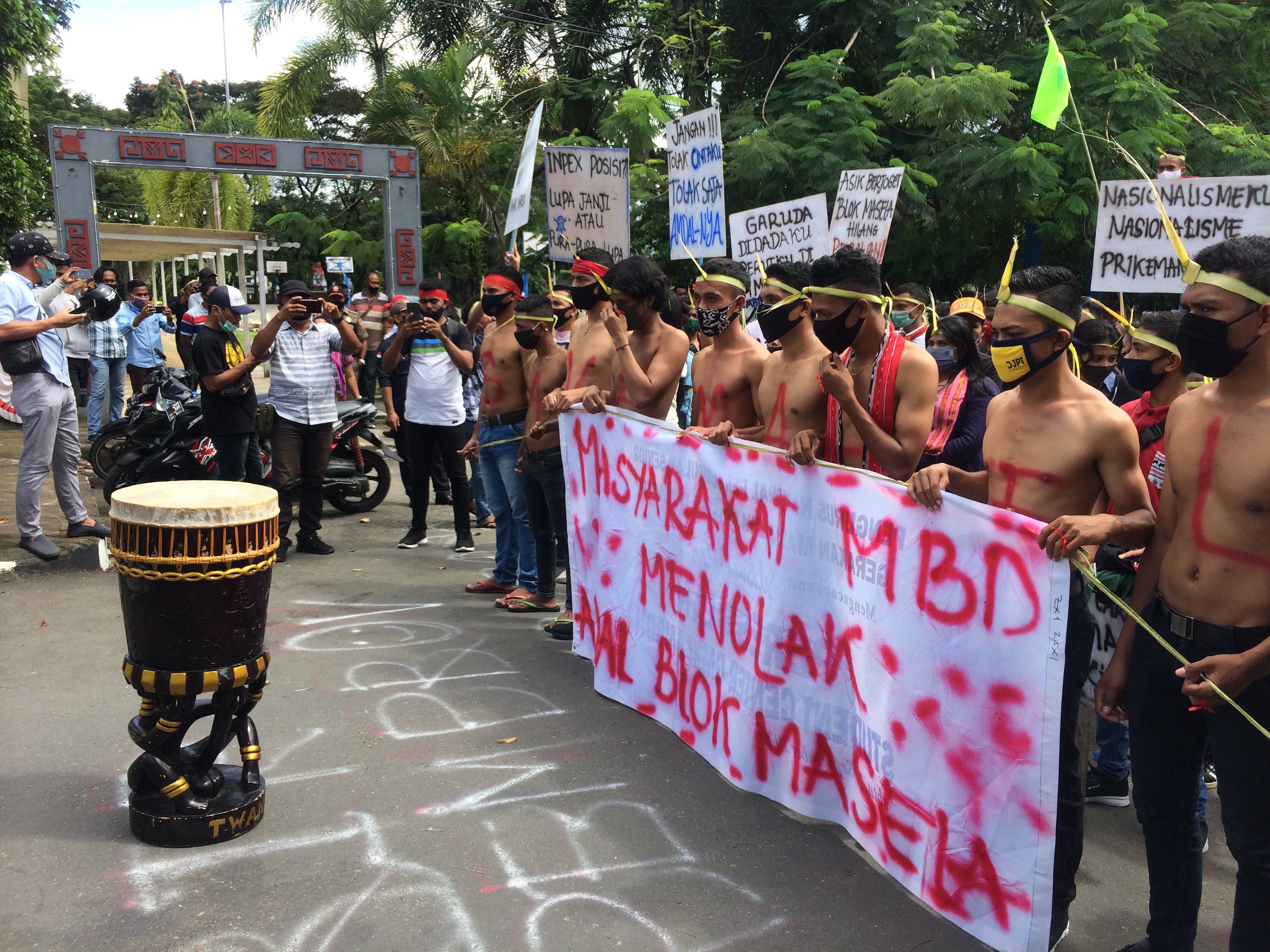 Warga Maluku saat melakukan unjuk rasa proyek migas Blok Masela