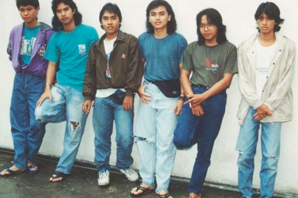 Erwin Prasetya (ketiga dari kiri), pemain bass pertama band Dewa 19. (instagram/ari_lasso)

