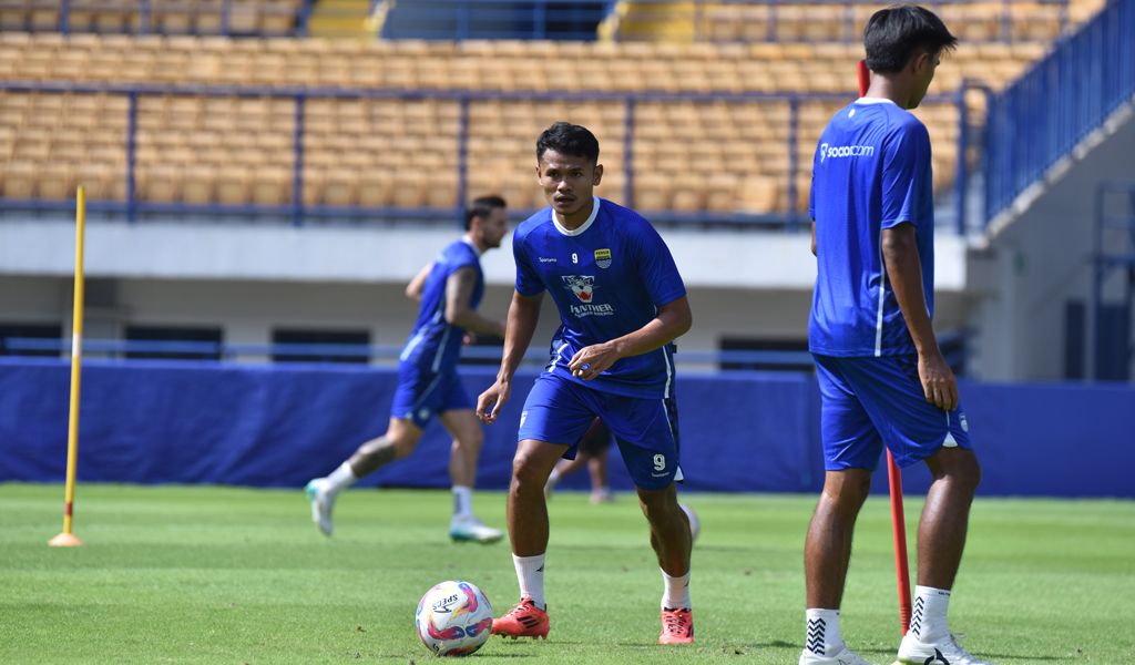 Penyerang PERSIB, Mohamad Dimas Drajad berlatih di Stadion Gelora Bandung Lautan Api, Selasa, 28 Januari 2025. (PERSIB.co.id/Barly Isham)

