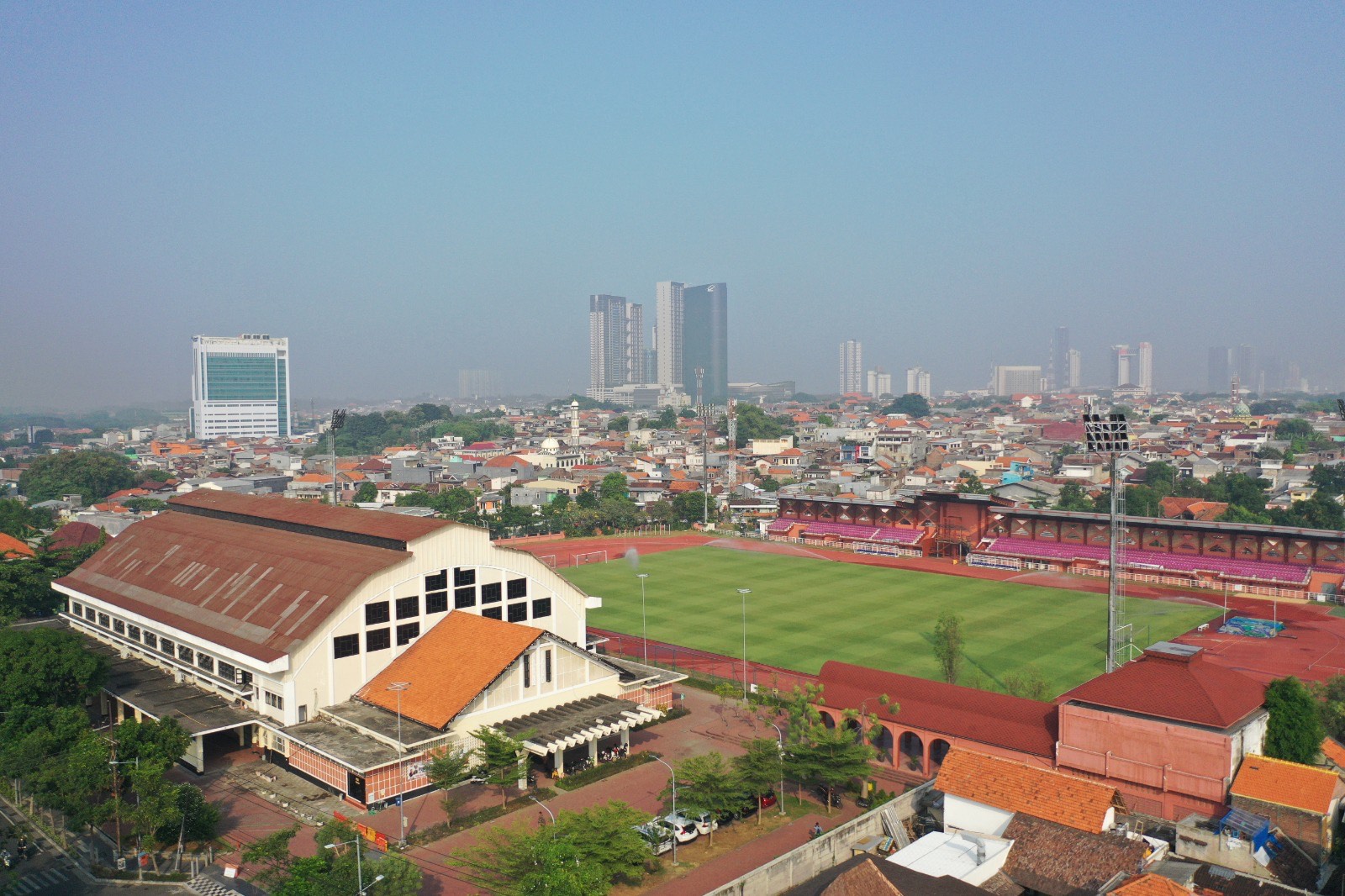 dalam jumlah venue yang tersedia dan rencana pembangunan sport center baru yang akan menunjang berbagai aktivitas olahraga.