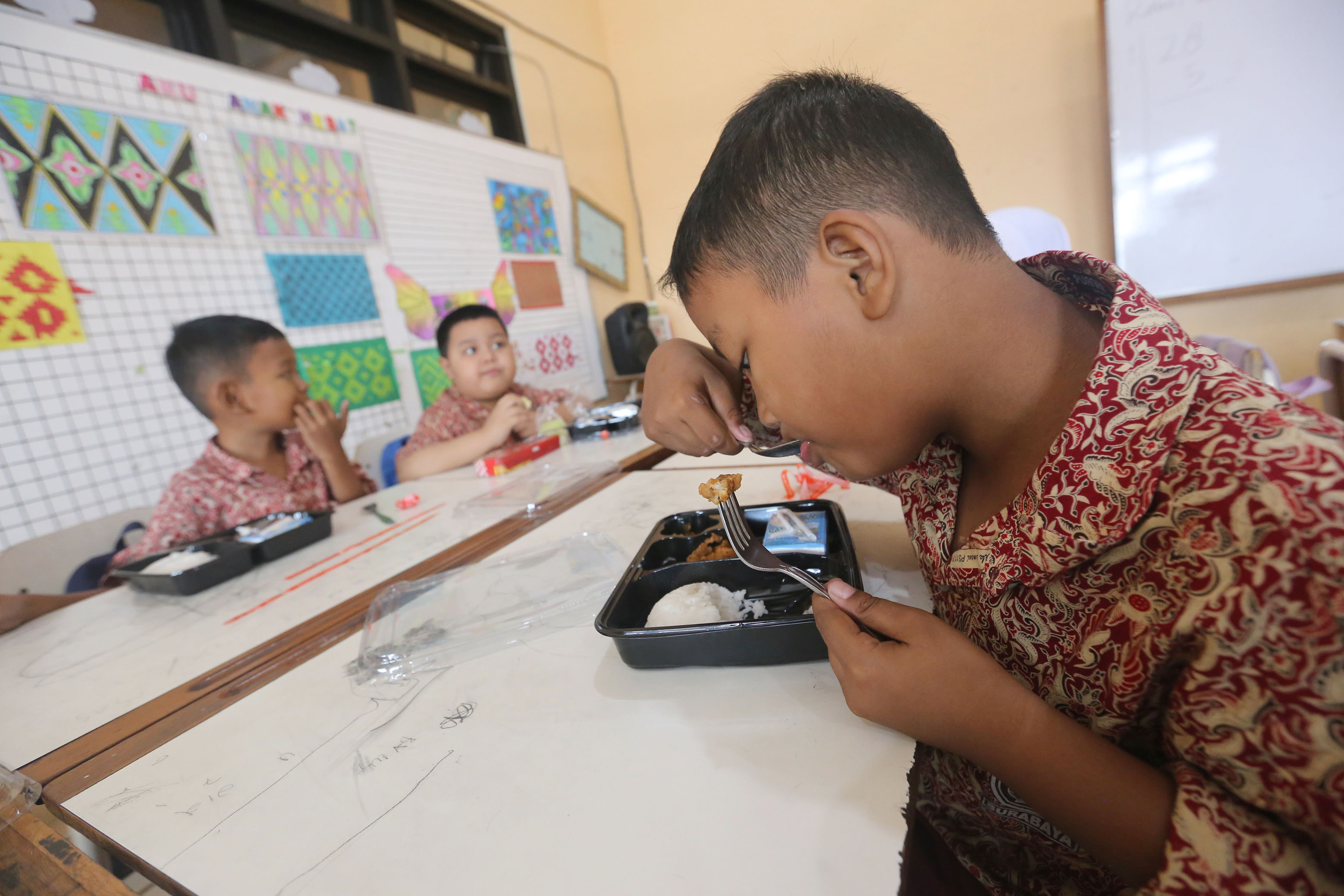 melalui program makan bergizi gratis yang digagas pemerintah pusat, Pemkot Surabaya mendorong keterlibatan aktif UMKM untuk menjadi bagian dari program itu