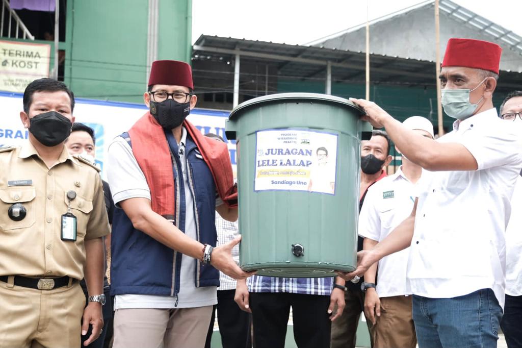 Menparekraf Sandiaga Uno saat peluncuran program "Juragan Lele Lalap", di Petamburan, Jakarta Barat.