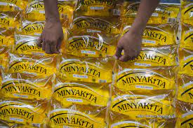 Pemerintah melalui Kementerian Perdagangan (Kemendag) resmi menaikkan Harga Eceran Tertinggi (HET) Minyakita dari Rp 14.000 per liter menjadi Rp 15.700 per liter. 