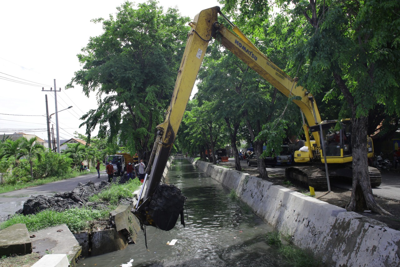 Pengerukan saluran yang dilakukan Dinas PU Bina Marga Surabaya