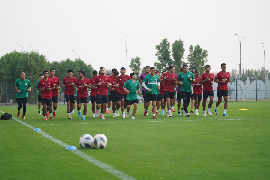Tim Nasional Indonesia langsung menjalani latihan perdana  di lapangan latihan kompleks sekitar Stadion Internasional Basra, Irak