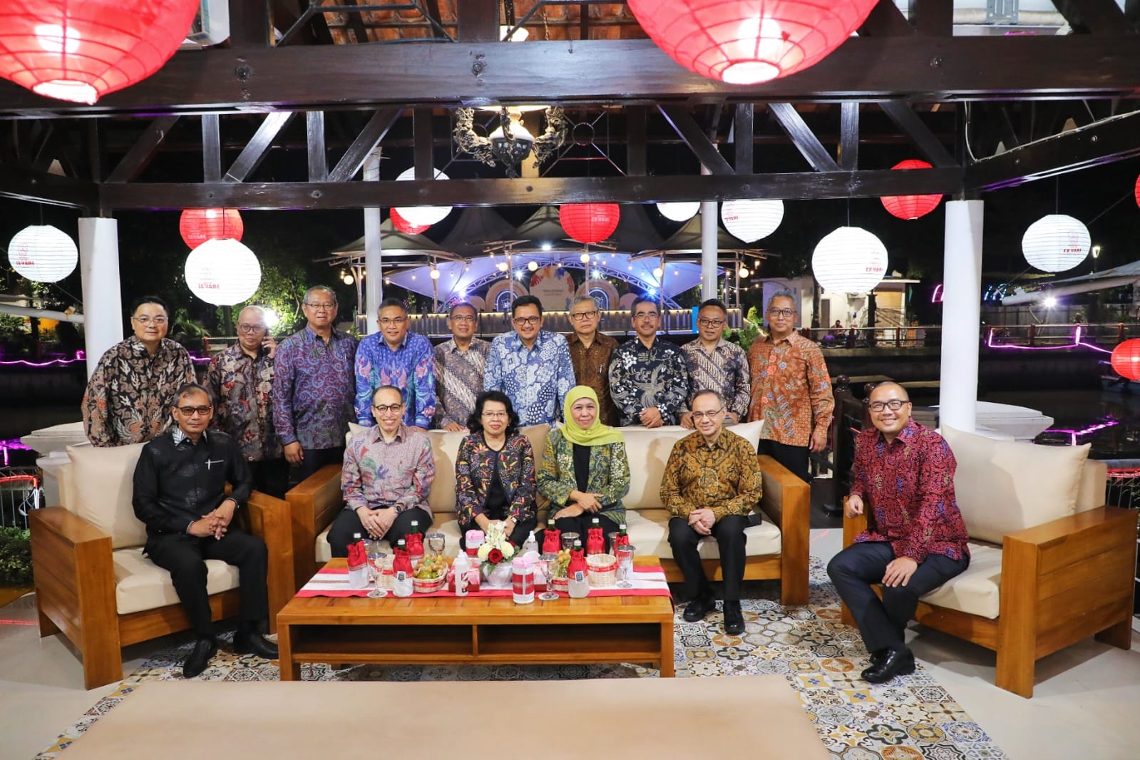 Gubernur Jawa Timur Khofifah Indar Parawansa melakukan Courtesy Call bersama Calon Kepala Perwakilan RI yang terdiri dari Calon Duta Besar Luar Biasa dan Berkuasa Penuh (LBBP) dan Calon Konsul Jenderal, di Gedung Negar Grahadi, Surabaya, Selasa (23/5) mal