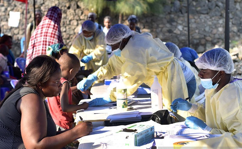 Petugas kesehatan Kongo mengumpulkan data sebelum memberikan vaksin Ebola kepada warga sipil di Pusat Kesehatan Himbi di Goma, Republik Demokratik Kongo, (17/7/2019). ANTARA/REUTERS/Olivia Acland/aa