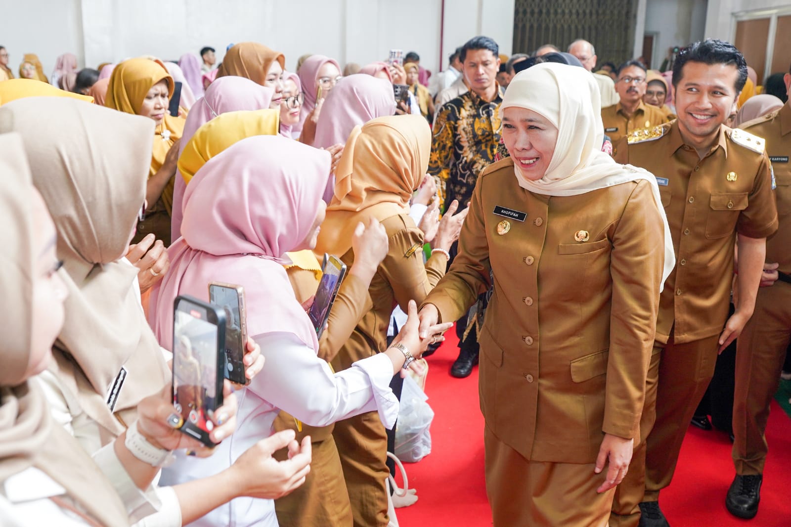 Gubernur Jawa Timur Khofifah Indar Parawansa bersama Wakil Gubernur Emil Elestianto Dardak menggelar halal bihalal akbar yang diikuti puluhan ribu ASN Pemprov Jatim di Jatim International Expo, Surabaya, Selasa (8/4).