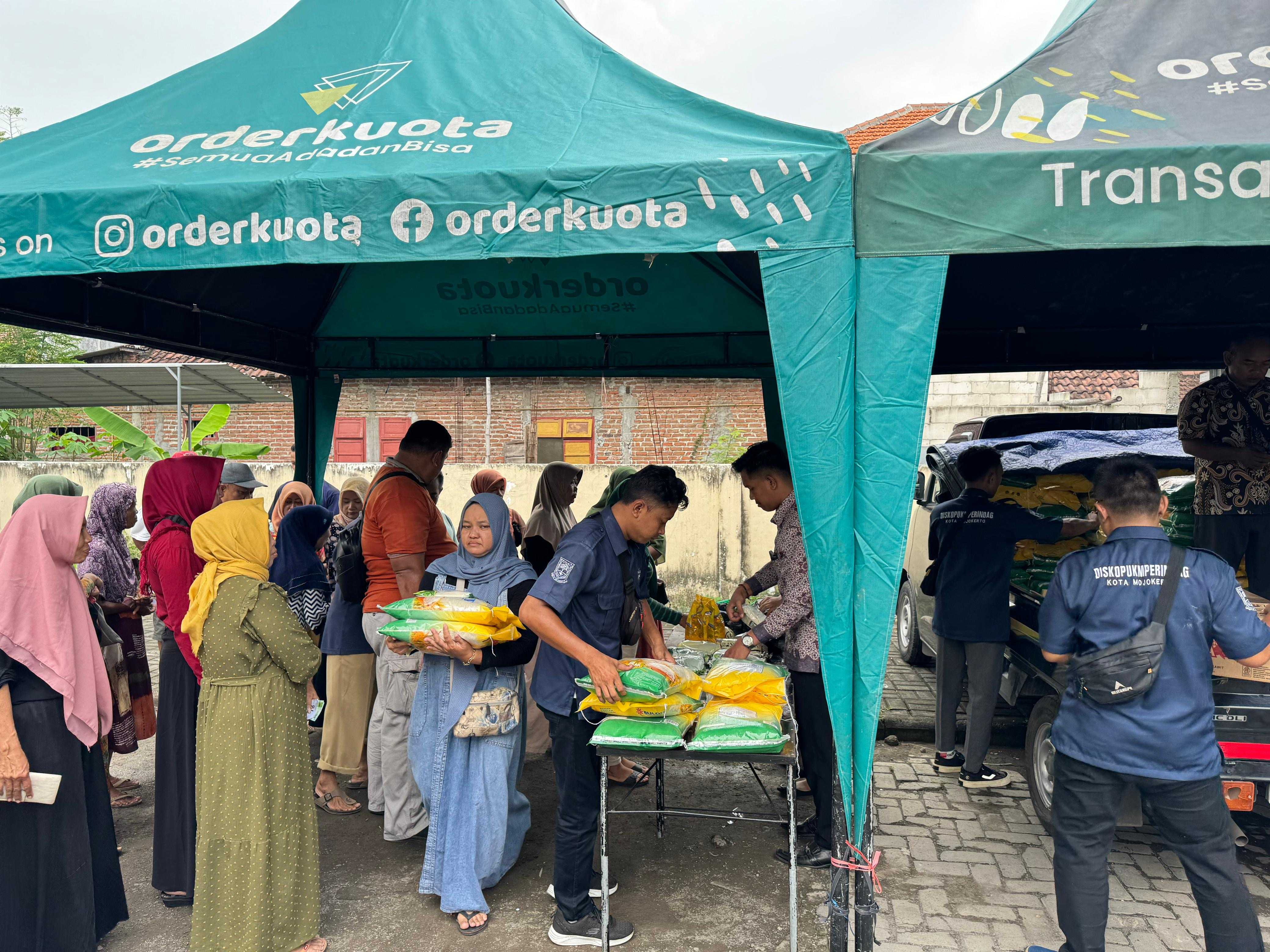 Dalam pasar murah selain beras kami telah menyediakan telur seharga Rp 27.500/kg, bawang merah Rp 20.000/ kg, dam bawang putih Rp 26.000/kg