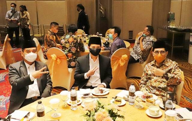 Foto Emil Dardak mengacungkan salam dua jari bersama paslon Machfud Arifin-Mujiaman yang kemudian diunggah di Instagram @cak.machfudarifin, pada Minggu (27/9) malam lalu