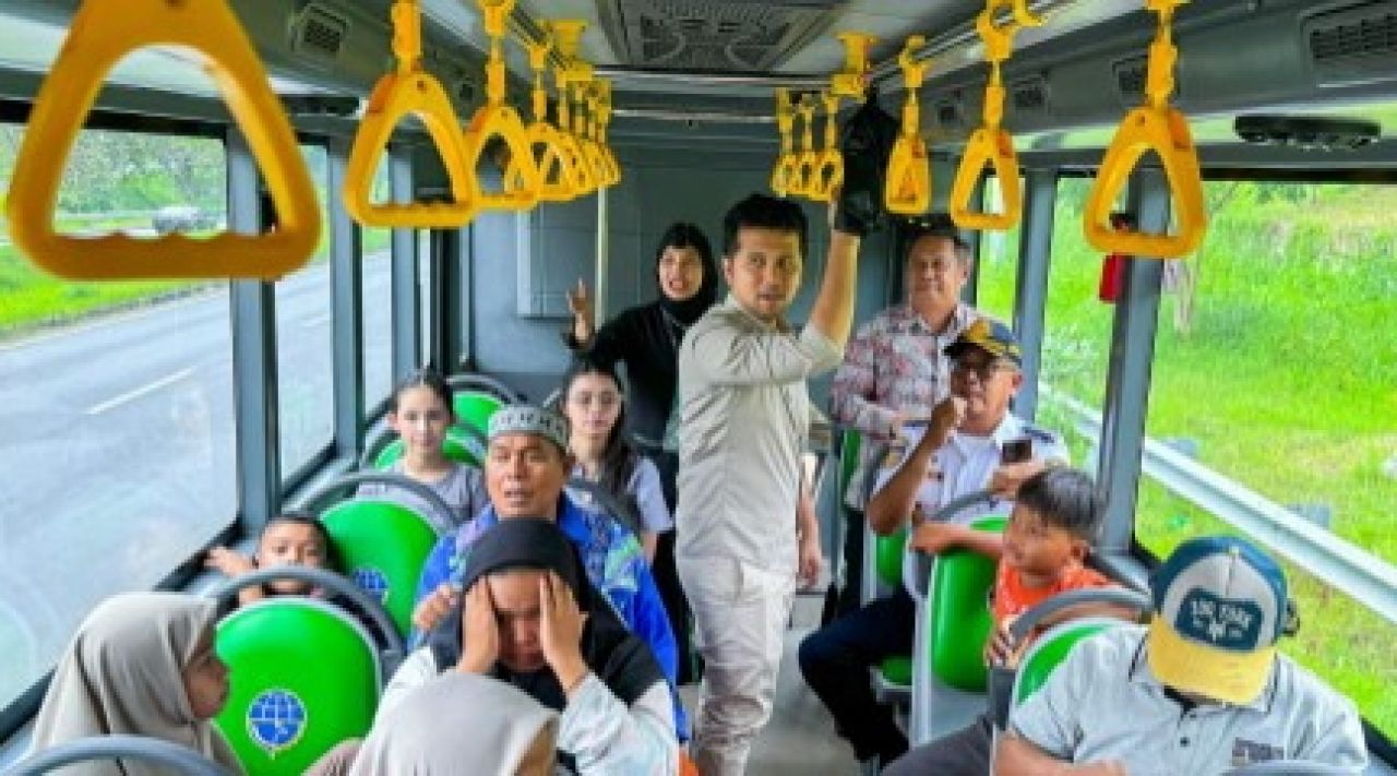 Wakil Gubernur Jawa Timur, Emil Elestianto Dardak, berbaur dengan masyarakat. Bukan di kantor pemerintahan atau acara seremonial, melainkan di dalam Bus Trans Jatim Koridor V, Sabtu (22/2).
