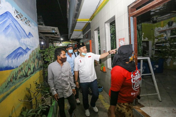 Eri Cahyadi, Cawali Surabaya nomo 1, menyapa warga