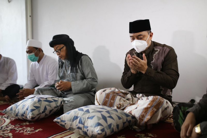 Wali Kota Surabaya terpilih Eri Cahyadi saat menggelar acara khataman Al Quran di kediamannya daerah Ketintang, Kota Surabaya, Jatim, Kamis (25/2/2021). (FOTO ANTARA/HO-Humas Pemkot Surabaya)