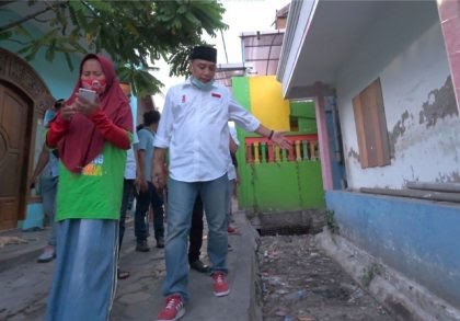 Eri  Cahyadi saat sidak gorong-gorong di kawasan Surabaya Utara