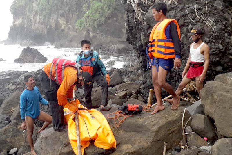 Tim SAR gabungan saat mengevakuasi jenazah Erik Supriyanto di lokasi penemuan, Jonggor Pandan, selatan Pulau Nusakambangan, Kabupaten Cilacap, Jawa Tengah, Sabtu (6-2-2021). ANTARA/HO-Basarnas Cilacap