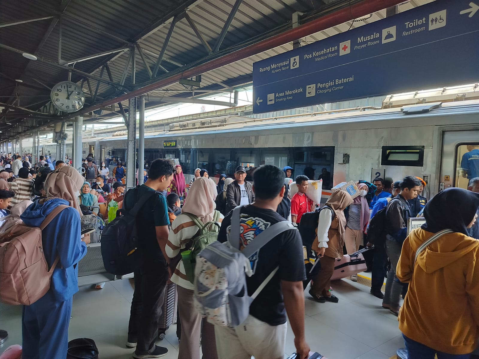 Selama periode Angkutan Lebaran (Angleb) 2025/1446 H, yang berlangsung pada 21 Maret hingga 2 April 2025, KAI sukses melayani 16.275.289 pelanggan di berbagai layanannya.
