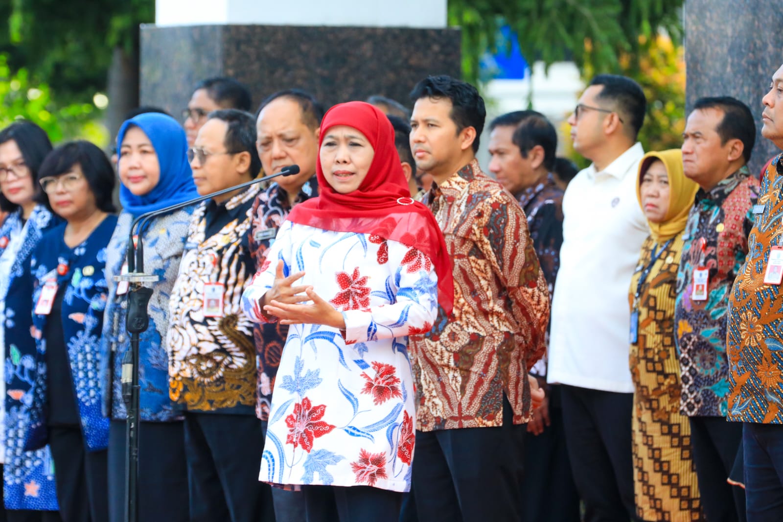 Gubernur Jawa Timur Khofifah Indar Parawansa saat memimpin Apel Pagi di Halaman Sekretariat Daerah Provinsi Jawa Timur, Kamis (20/3).

Meski