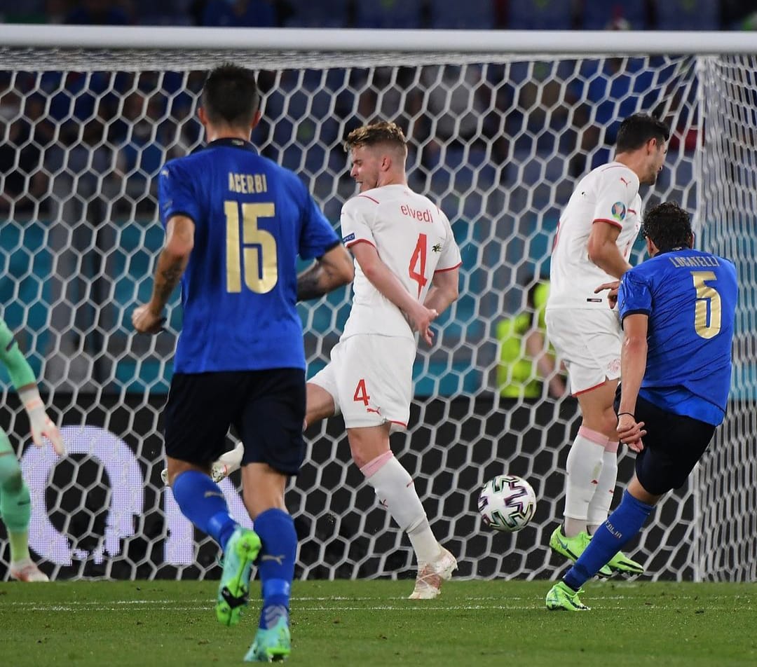 Manuel Locatelli (5) mencetak dua gol bagi Italia. EURO