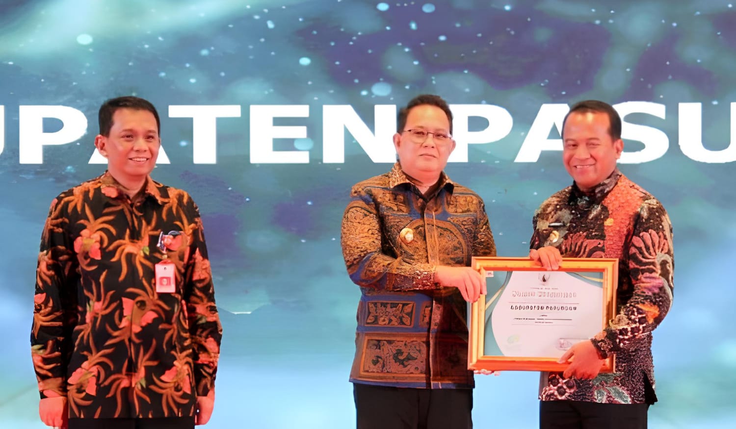 Penjabat (Pj.) Gubernur Jawa Timur, Adhy Karyono saat menyerhkan piagam penghargaan kepada Pj. Bupati Pasuruan, Nurkholis dalam acara Kampanye Gerakan Masyarakat Hidup Sehat, Kamis (21/11/2024)