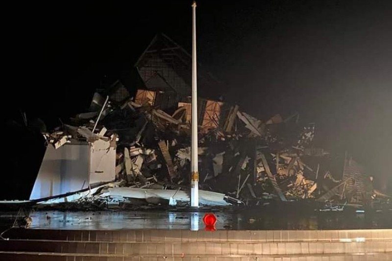 Dua korban masih terjebak di dalam reruntuhan Gedung Kantor Gubernur Sulawesi Barat yang ambruk akibat gempa bermagnitudo 6,2 pada Jumat (15/1/2021) pukul  02.28 Wita. (ANTARA Foto/M Faisal Hanapi)