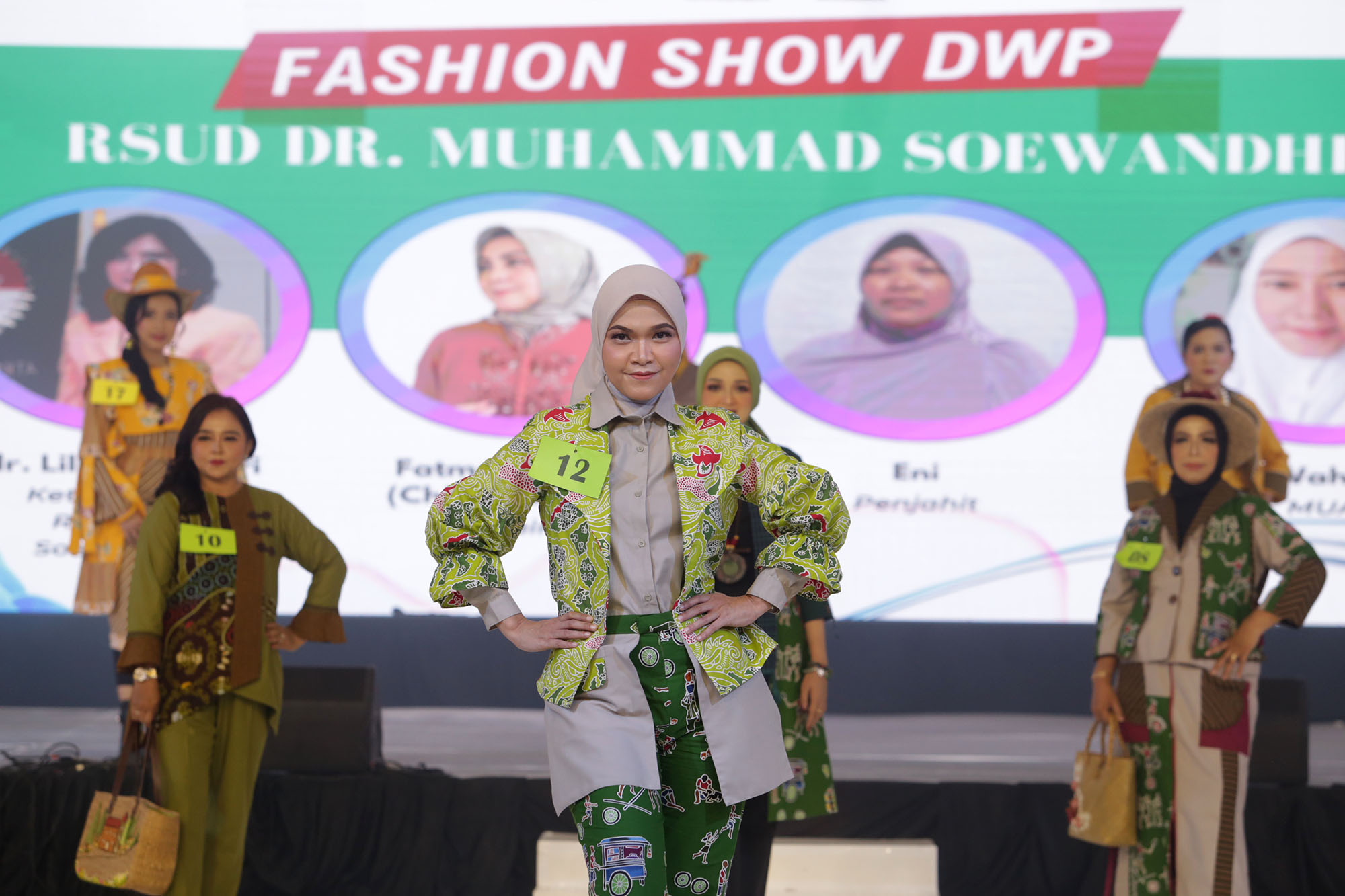 Dharma Wanita Persatuan (DWP) Kota Surabaya, berkolaborasi dengan Usaha Mikro Kecil dan Menengah (UMKM) jahit menggelar fashion show digelar bertepatan dengan perayaan Hari Ulang Tahun (HUT) Ke-24 DWP Kota Surabaya di Convention Hall, Kamis (7/12/2023)