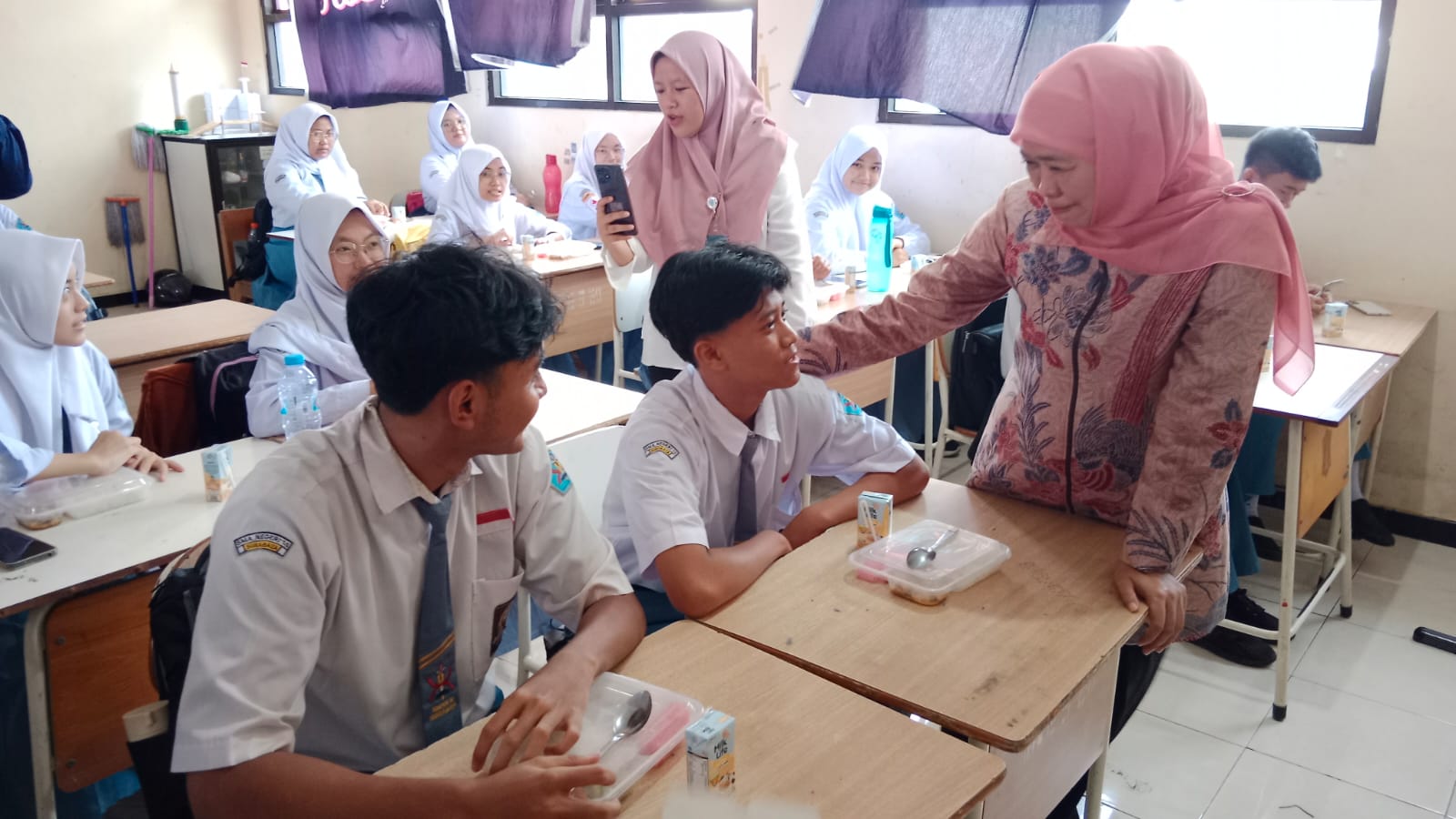 Calon Gubernur Jawa Timur terpilih, Khofifah Indar Parawansa saat meninjau pelaksanaan program Makan Bergizi Gratis (MBG) diSMAN 10 Surabaya,  Senin (13/1/2025)