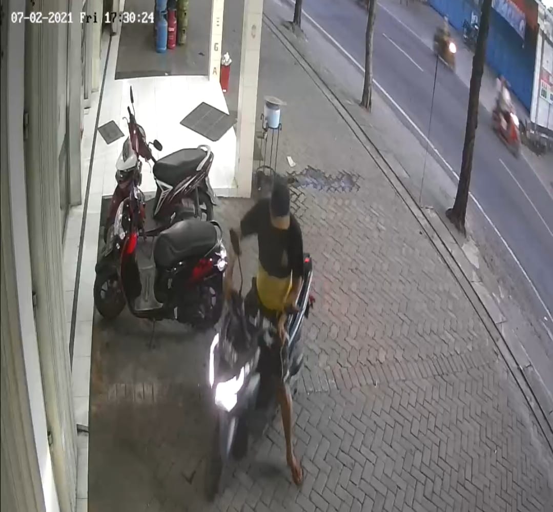 Pelaku curanmor tertangkap CCTV toko. 