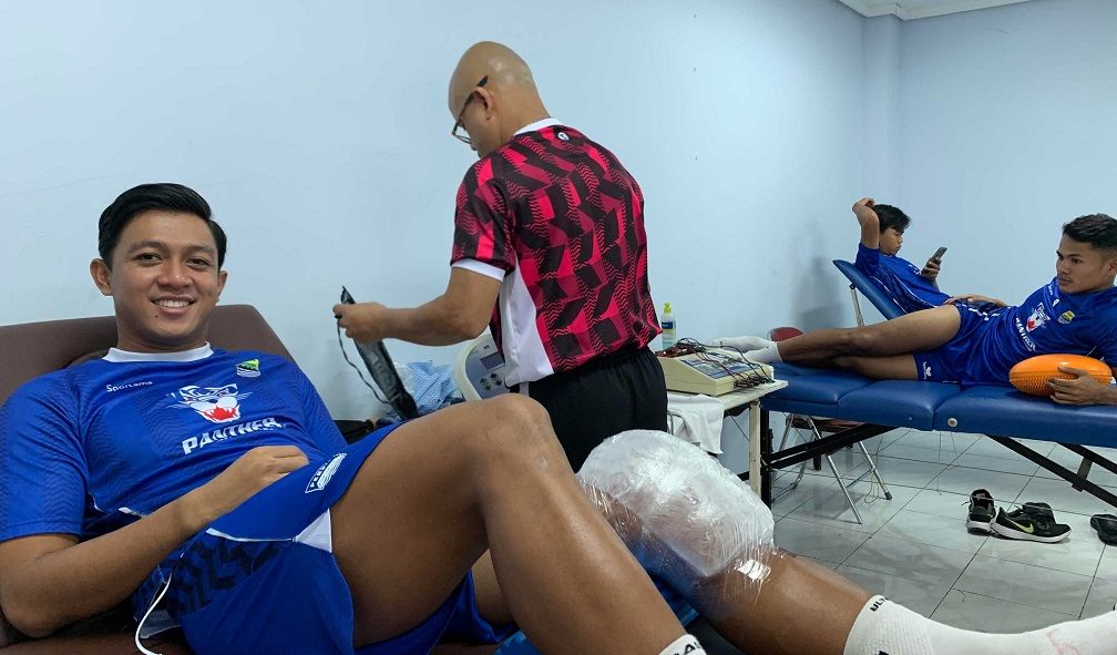 Kabar baik datang dari PERSIB Bandung. Febri Hariyadi, pemain andalan dengan nomor punggung 13, telah kembali bergabung dalam sesi latihan tim pada Minggu, 3 November 2024, di SPOrT Jabar Arcamanik
