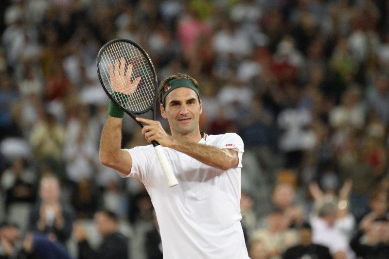 Petenis Swiss Roger Federer usai mengalahkan pemain Spanyol Rafael Nadal dalam turnamen The Match di Stadion Cape Town, Cape Town, Afrika. (7/2/2020). (ANTARA/AFP/Rodger Bosch)


