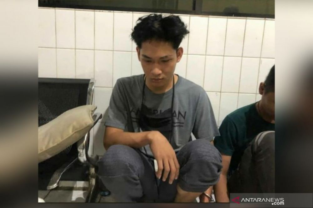Ferdian Paleka hanya tertunduk lesu setelah ditangkap. Tidak sesumbar lagi seperti di Youtube. ANTARA