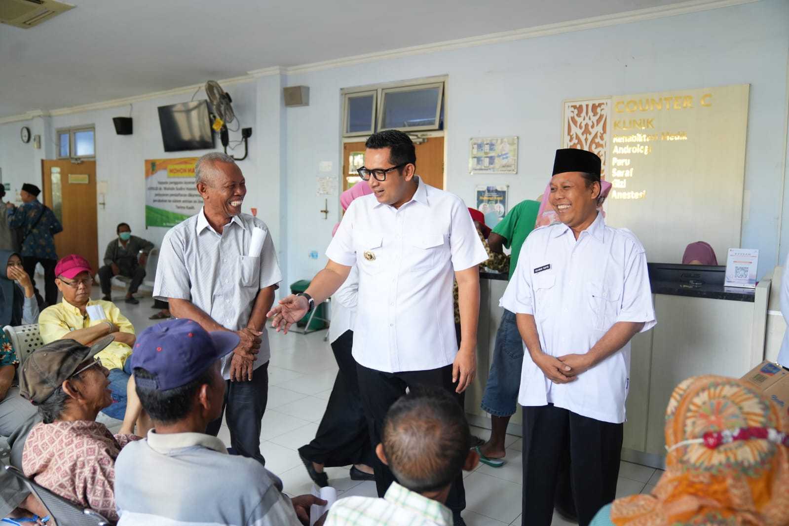 Penjabat (Pj) Wali Kota Mojokerto, Moh. Ali Kuncoro, turun langsung melakukan Inspeksi Mendadak (Sidak) di beberapa tempat pelayanan publik di lingkungan Pemkot Mojokerto pada Rabu (27/12).

