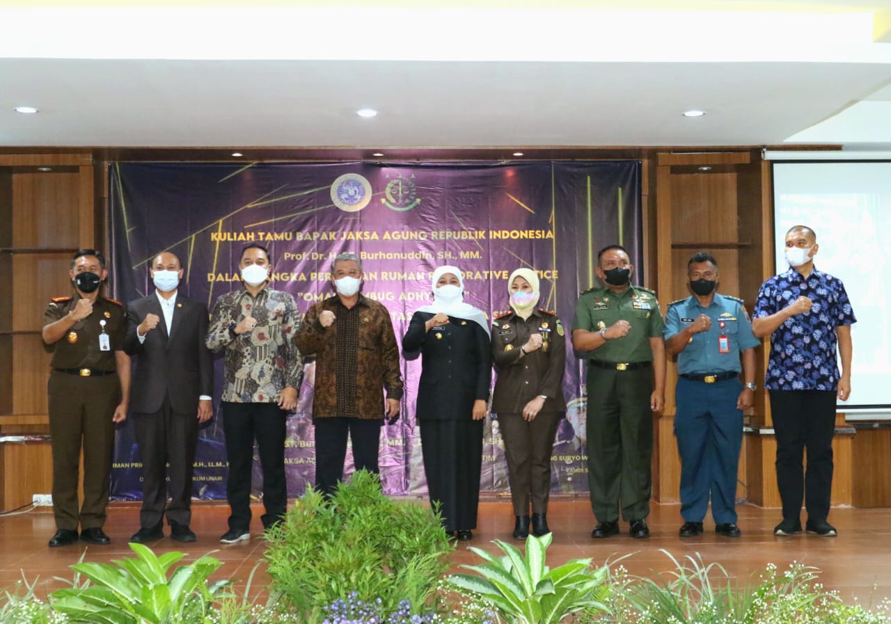 Gubernur Jawa Timur Khofifah Indar Parawansa saat peresmian Rumah Restorative Justice di FH UNAIR Surabaya yaitu 'Omah Rembug Adhyaksa', di Aula Pancasila Kampus B Fakultas Hukum Unair Surabaya.