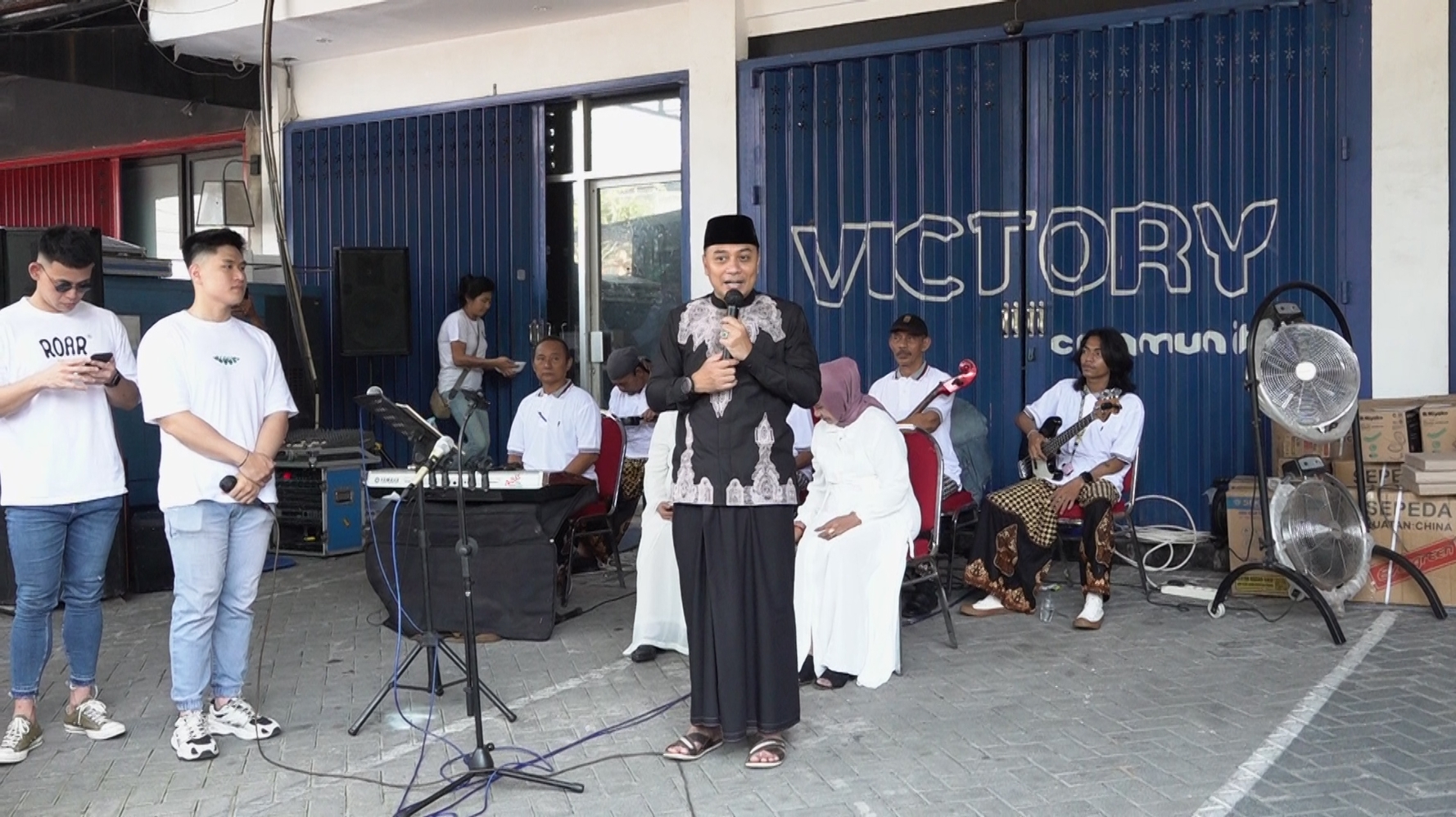  - Setelah Shalat Idul Adha dan berkeliling meninjau penyembelihan hewan kurban, lalu Wali Kota Surabaya Eri Cahyadi mengunjungi Gereja Victory di Jalan Bogowonto, Kecamatan Wonokromo, Surabaya, Kamis (29/6/2023).