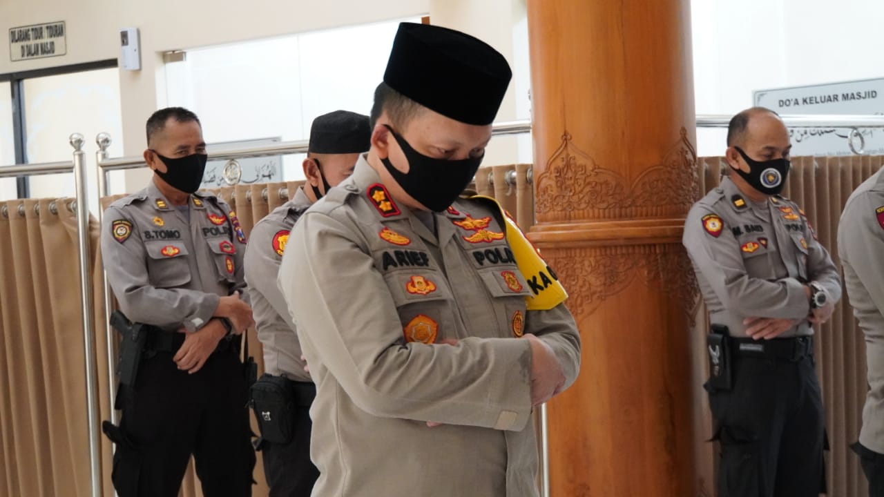 Kapolres Gresik AKBP Arief Fitrianto, S.H., S.I.K., M.M., dalam kegiatan Binrohtal di Masjid Asy Syafa'ah Mapolres Gresik, Kamis (18/6). Foto: Firman Hermansyah/HMP