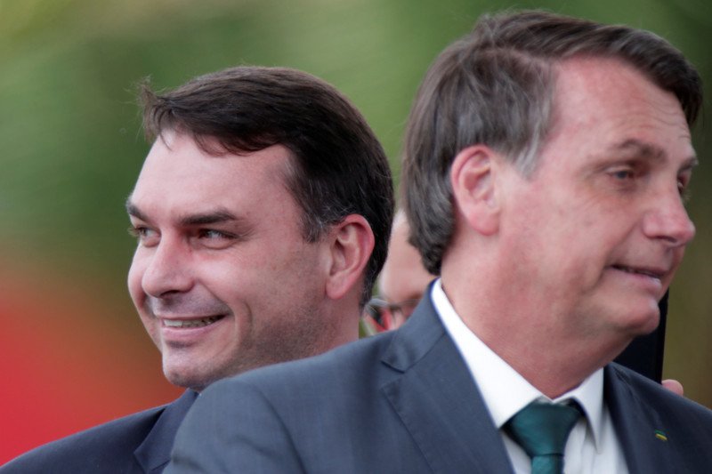 Senator Flavio Bolsonaro (kiri) tersenyum di sebelah ayahnya, Presiden Brazil Jair Bolsonaro, setelah peluncuran partai politik baru, Alliance for Brazil (APB), di Brasilia, Brazil, 21/11/2019. ANTARA/REUTERS/Ueslei Marcelino/TM